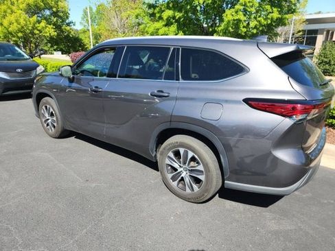 Used 2022 Toyota Highlander XLE image 8