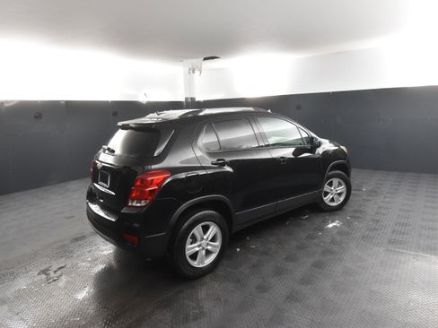 Used 2022 Chevrolet Trax LT w/ LT Convenience Package image 2