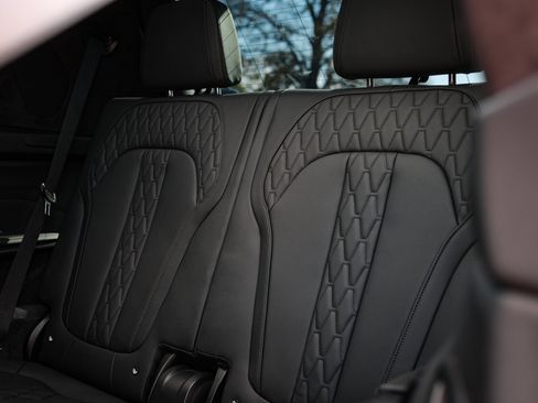 Used 2025 BMW X7 M60i w/ Climate Comfort Package image 29