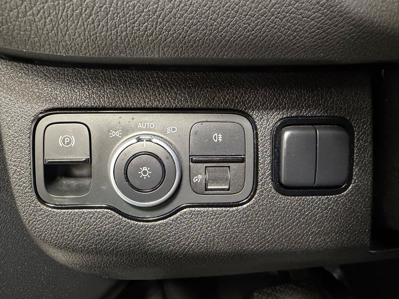Used 2020 Mercedes-Benz Sprinter 2500 w/ Driver Convenience Package image 17