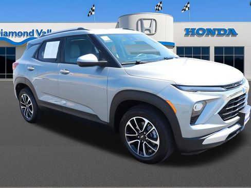 Used 2025 Chevrolet TrailBlazer LT FWD image 1
