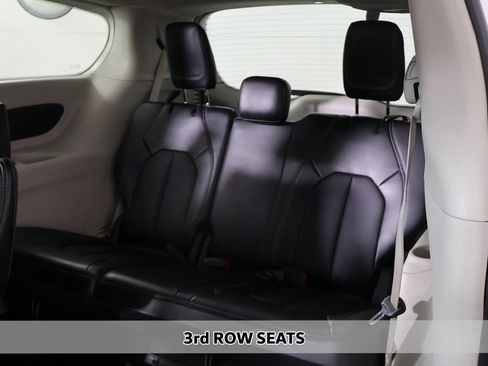 Used 2024 Chrysler Pacifica Touring-L image 8