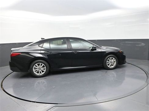 Used 2025 Toyota Camry LE image 8