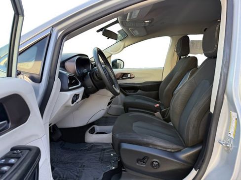 Used 2022 Chrysler Voyager LX FWD image 10