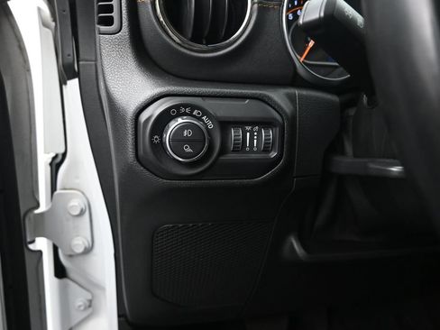 Used 2021 Jeep Gladiator Overland AWD/4WD image 12
