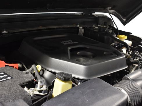 Used 2018 Jeep Wrangler Unlimited Sahara w/ Cold Weather Group image 34