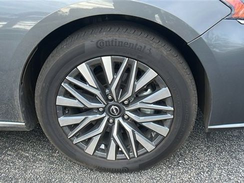 Used 2025 Nissan Altima 2.5 SV image 9