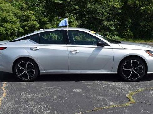 Used 2024 Nissan Altima 2.5 SR FWD image 2