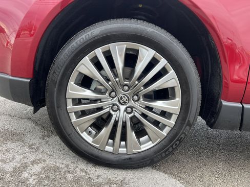 Certified 2024 Toyota Venza XLE image 13