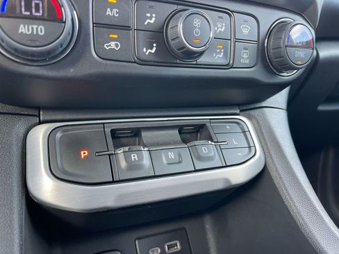 Used 2022 GMC Acadia SLE w/ Driver Convenience Package image 17