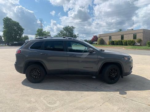Used 2019 Jeep Cherokee Latitude Plus w/ Cold Weather Group AWD/4WD image 12