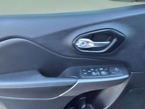 Used 2021 Jeep Cherokee Latitude Plus image 12