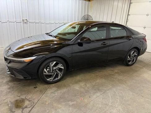 Used 2025 Hyundai Elantra Sport FWD image 4