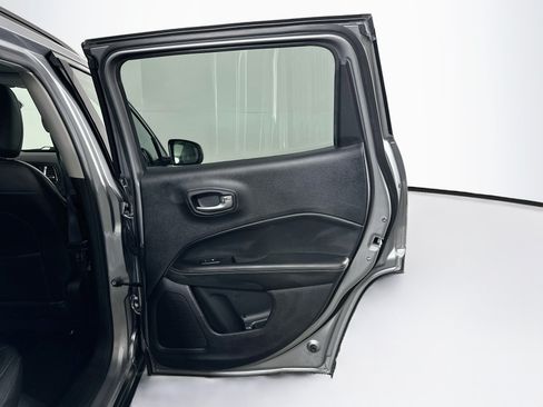 Used 2018 Jeep Compass Latitude FWD image 28