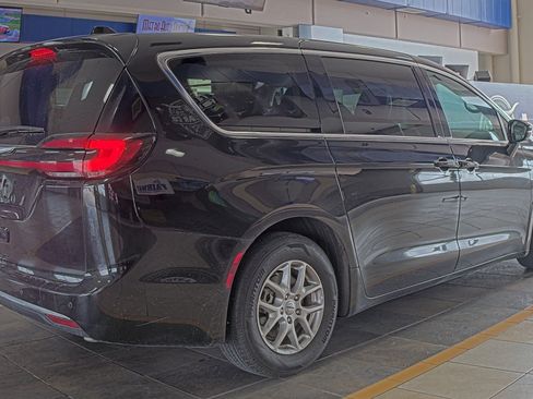 Used 2024 Chrysler Pacifica Touring-L image 4