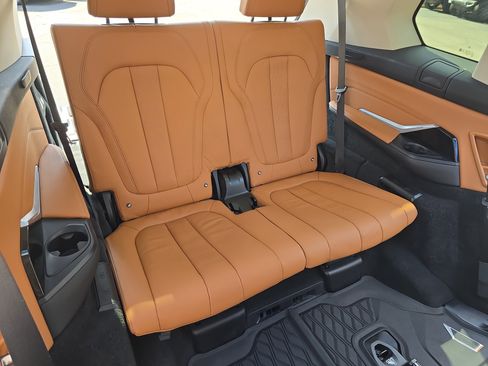 Used 2022 BMW X7 xDrive40i w/ Premium Package AWD/4WD image 12