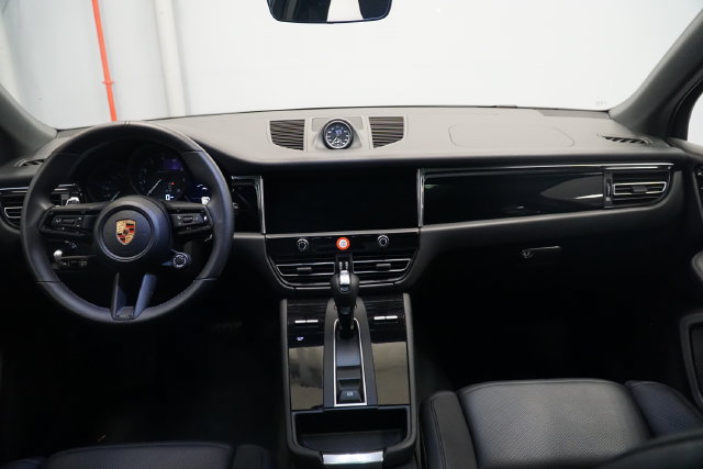 Certified 2026 Porsche Macan AWD/4WD image 17