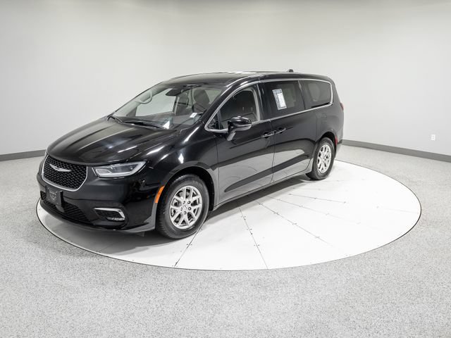 Used 2024 Chrysler Pacifica Touring-L FWD image 37