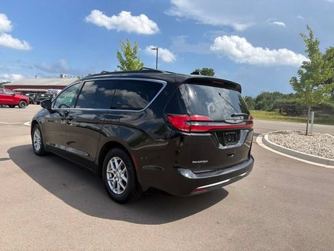 Used 2022 Chrysler Pacifica Touring-L FWD image 3