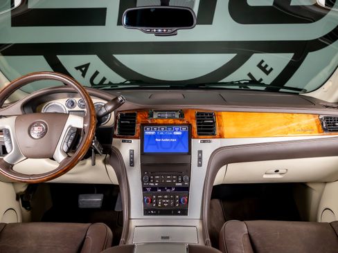 Used 2014 Cadillac Escalade Platinum image 2