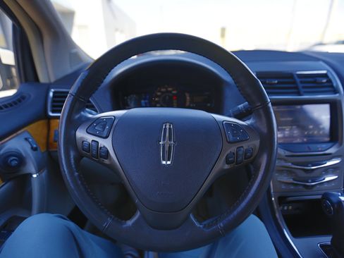 Used 2012 Lincoln MKX FWD image 6