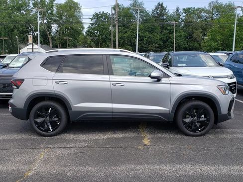 New 2026 Volkswagen Taos SE FWD image 2