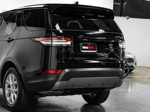 Used 2019 Land Rover Discovery SE image 18