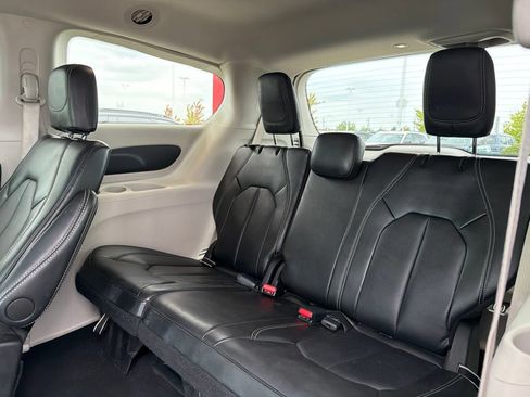 Used 2024 Chrysler Pacifica Touring-L FWD image 20