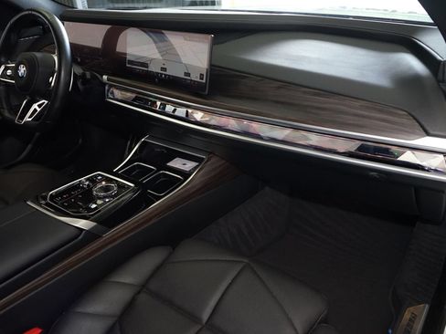 Used 2024 BMW 740i w/ Premium Package RWD image 5