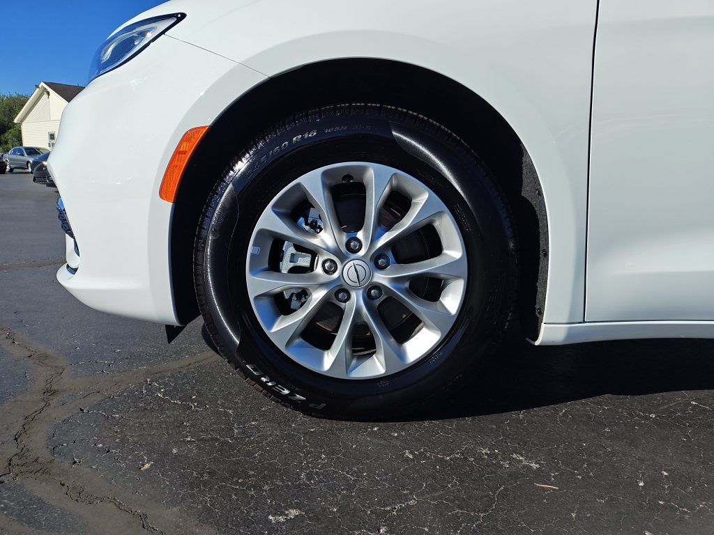 Used 2026 Chrysler Pacifica Limited FWD image 10