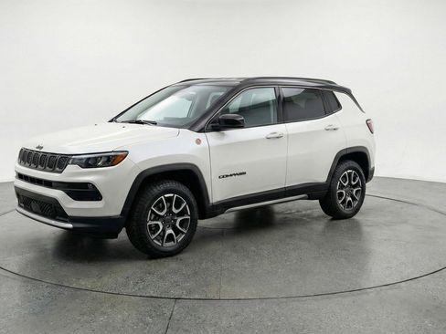 Used 2025 Jeep Compass Trailhawk image 2