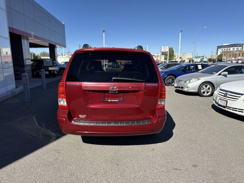 Used 2008 Hyundai Entourage GLS image 7