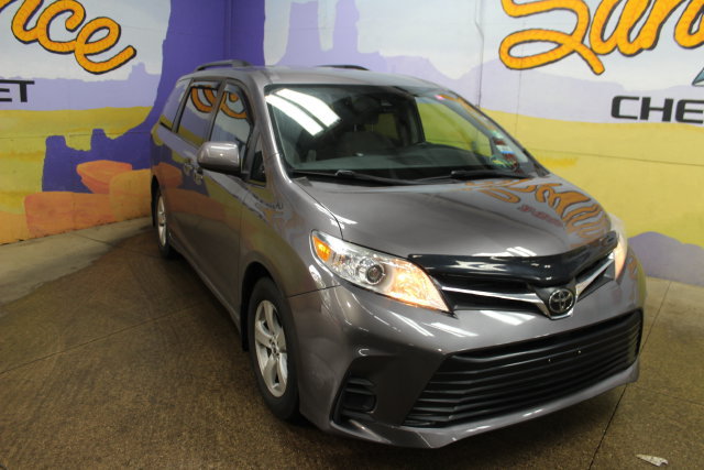 Used 2019 Toyota Sienna LE FWD image 2