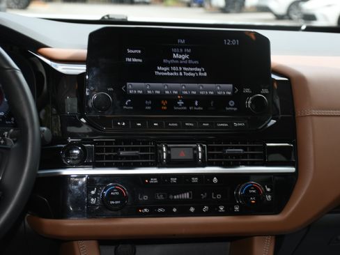 Used 2025 Nissan Pathfinder Platinum FWD image 19