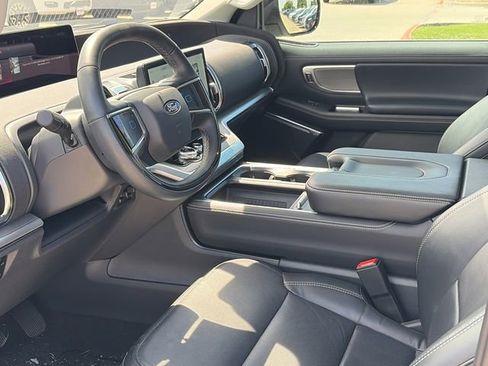 Used 2025 Ford Expedition Platinum w/ Driver's Package AWD/4WD image 17
