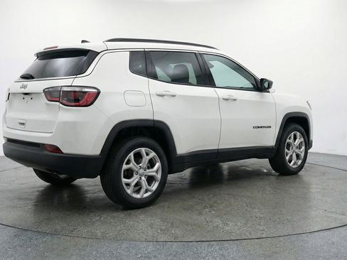 Used 2025 Jeep Compass Latitude AWD/4WD image 9