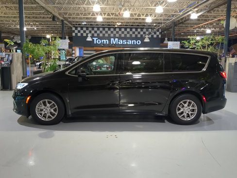 Used 2025 Chrysler Pacifica Select FWD image 11