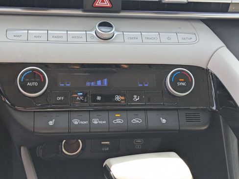 Used 2025 Hyundai Elantra Limited FWD image 21