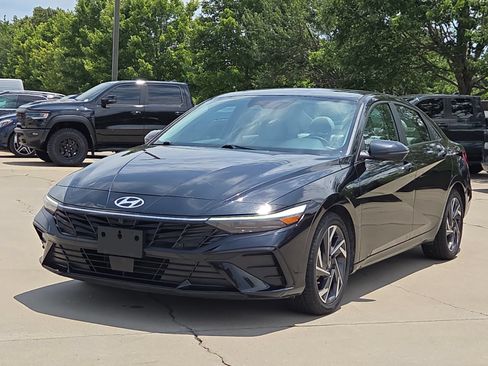 Used 2024 Hyundai Elantra Limited FWD image 2