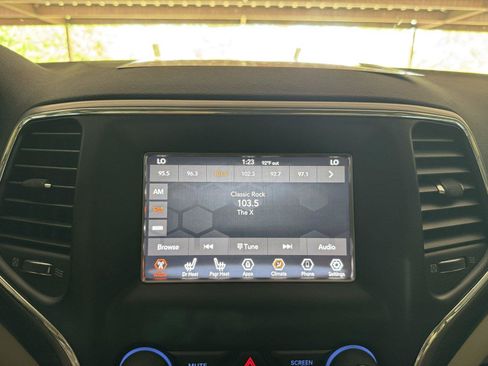 Used 2019 Jeep Grand Cherokee Laredo AWD/4WD image 16