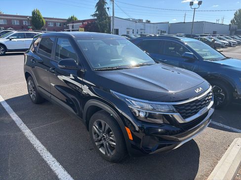 Used 2023 Kia Seltos LX AWD/4WD image 3