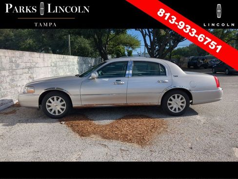 Used 2011 Lincoln Town Car Signature Limited RWD image 5