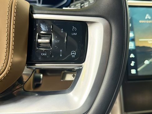 Used 2025 Land Rover Range Rover SE image 36