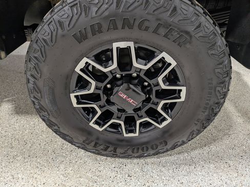 Used 2024 GMC Sierra 2500 AT4X image 13