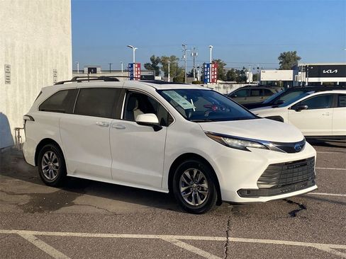 Used 2023 Toyota Sienna LE image 2