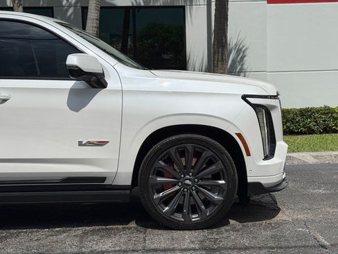 Used 2025 Cadillac Escalade V AWD/4WD image 3