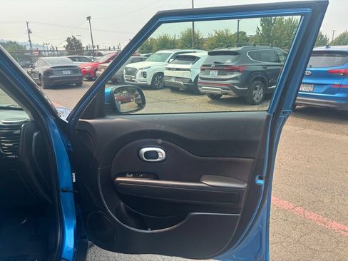 Used 2016 Kia Soul + w/ Designer's Package FWD image 8