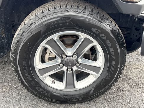 Used 2022 Jeep Wrangler Unlimited Sahara w/ Cold Weather Group image 9