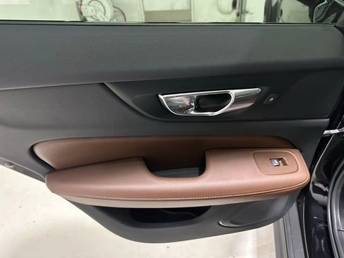 Used 2023 Volvo V60 B5 Cross Country Plus image 32