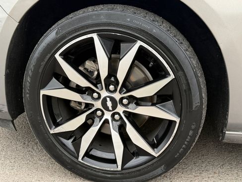 Used 2017 Chevrolet Malibu LT w/ Leather Package FWD image 11